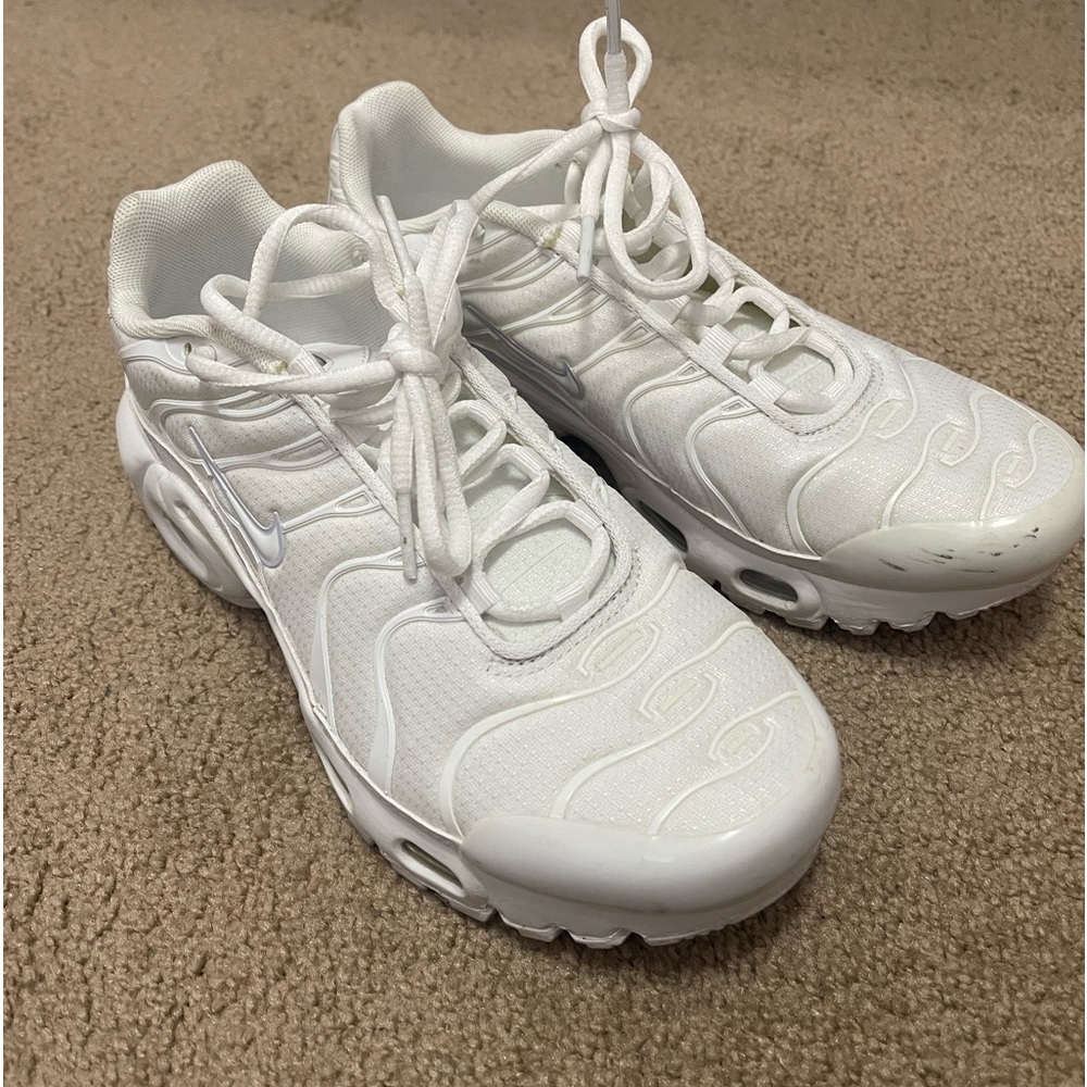 White Nike Air Max Plus